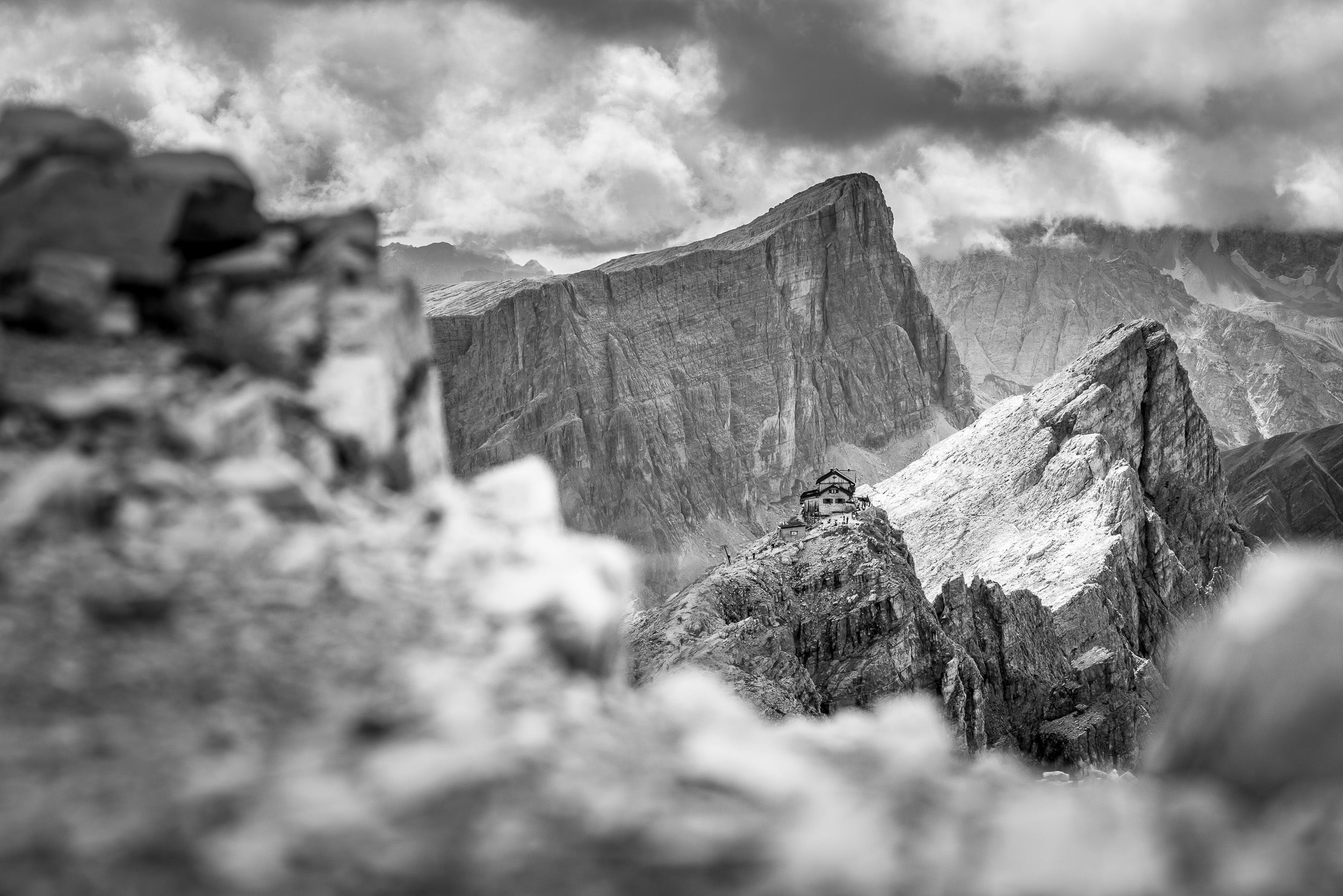 Fotografia in bianco e nero con Rifugio Nuvoalu circondato da cime dellle Dolomiti