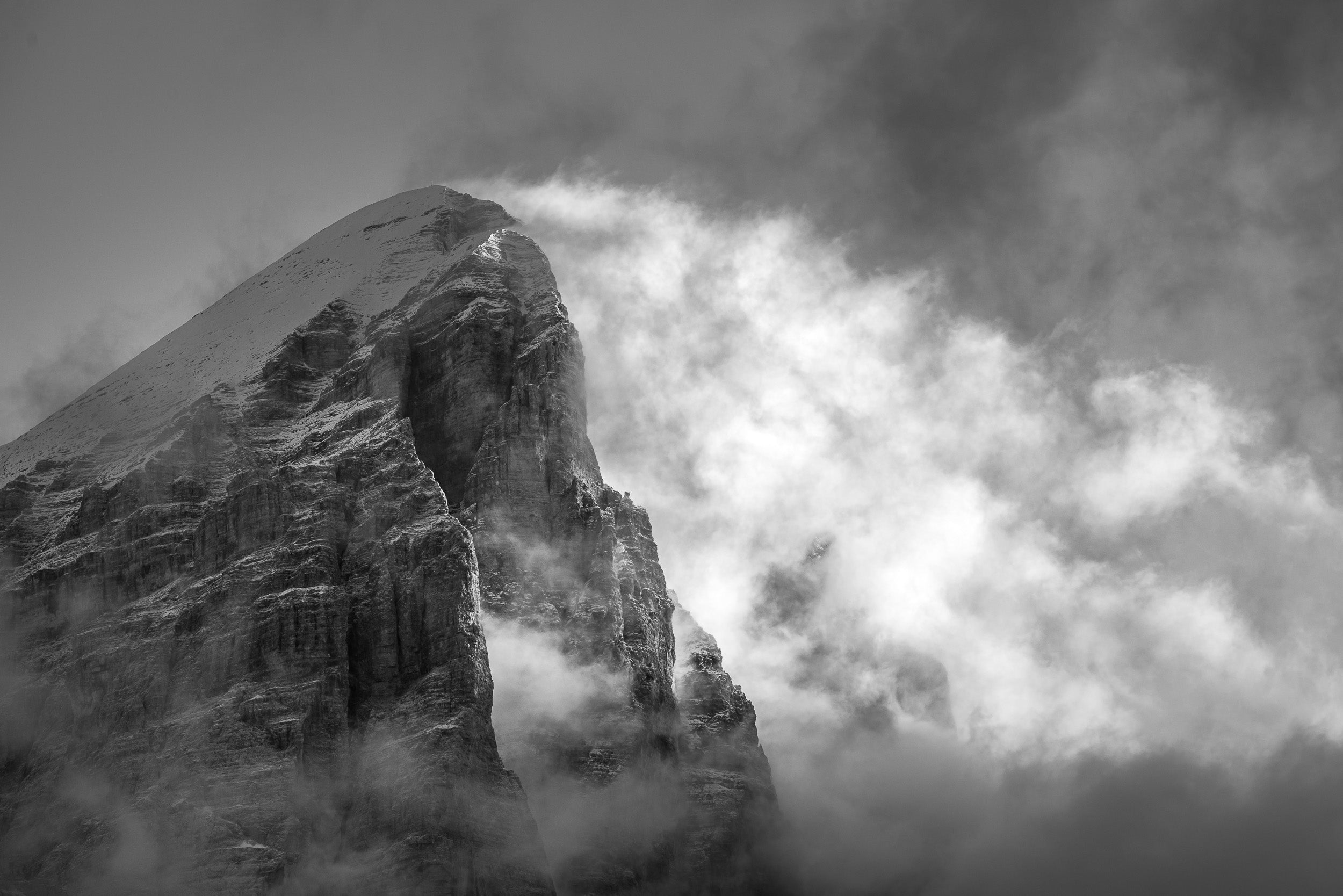 Fotografia in bianco e nero della Tofana di Rozes spazzata dal vento