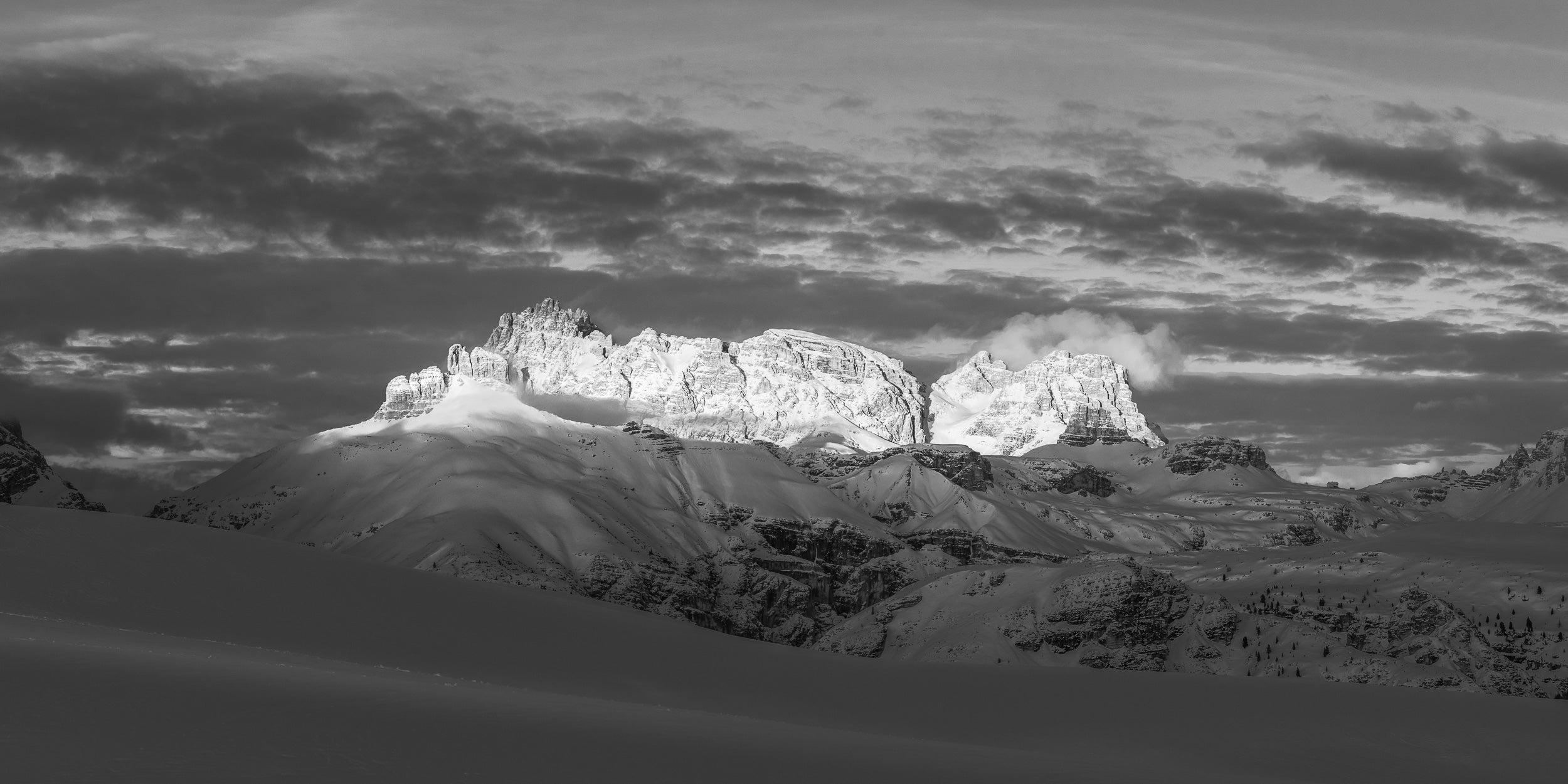 Fotografia panoramica invernale sul Gruppo dei Tre Scarperi nelle Dolomiti di Sesto al tramonto.