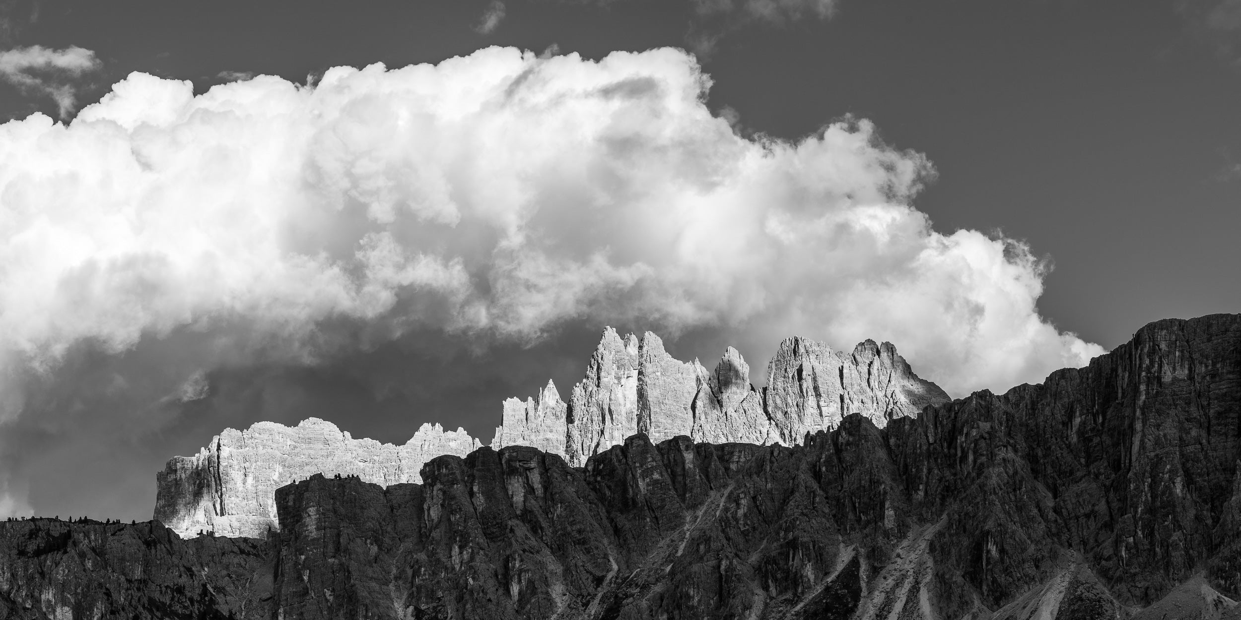 Stampa fotografica in bianco e nero, formato panoramico, della Croda da Lago, Dolomiti.