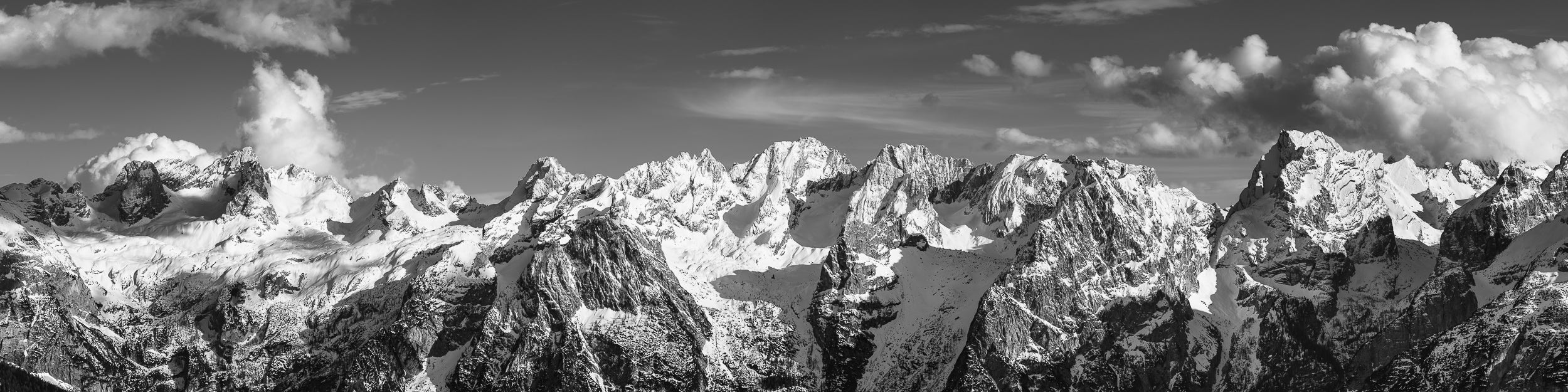 Fotografia panoramica invernale del Gruppo delle Marmarole visto da Misurina