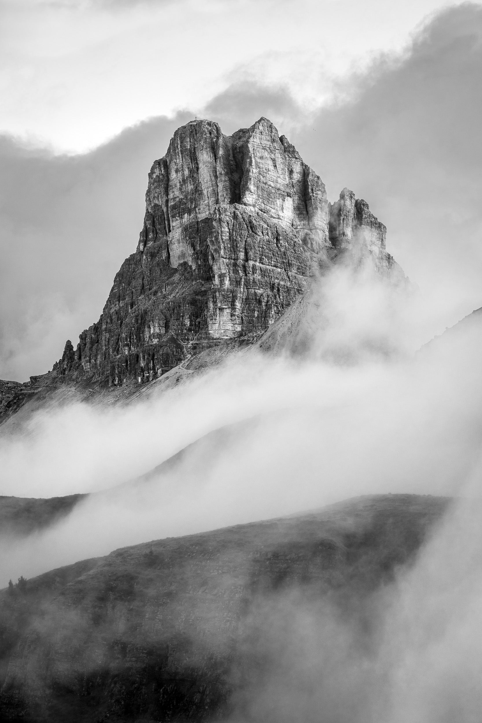 Fotografia in bianco e nero del Monte Averau tra le nebbie del mattino