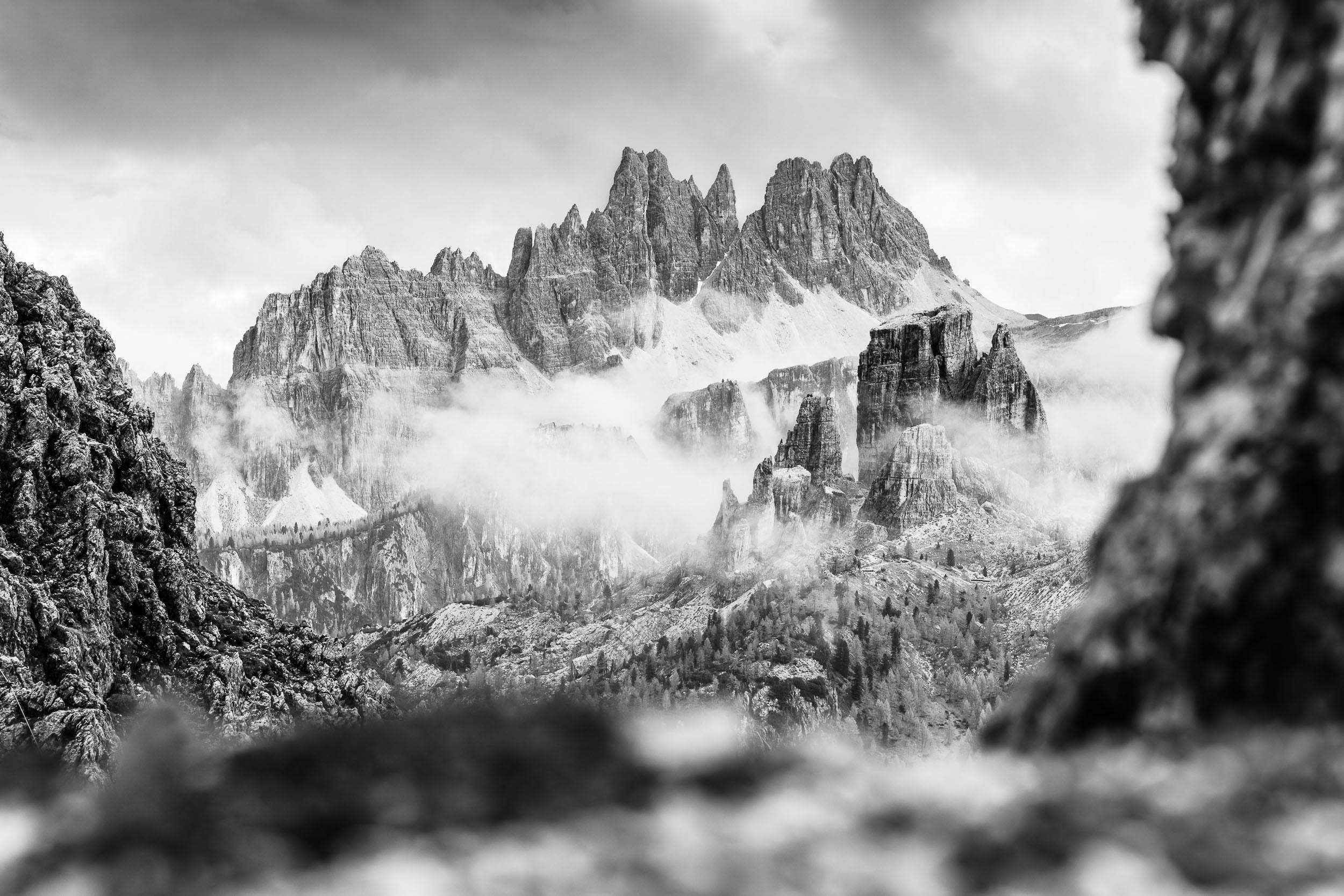 Stampa fine art in bianco e nero di paesaggio autunnale delle Dolomiti con vista su Cinque Torri e Croda da Lago