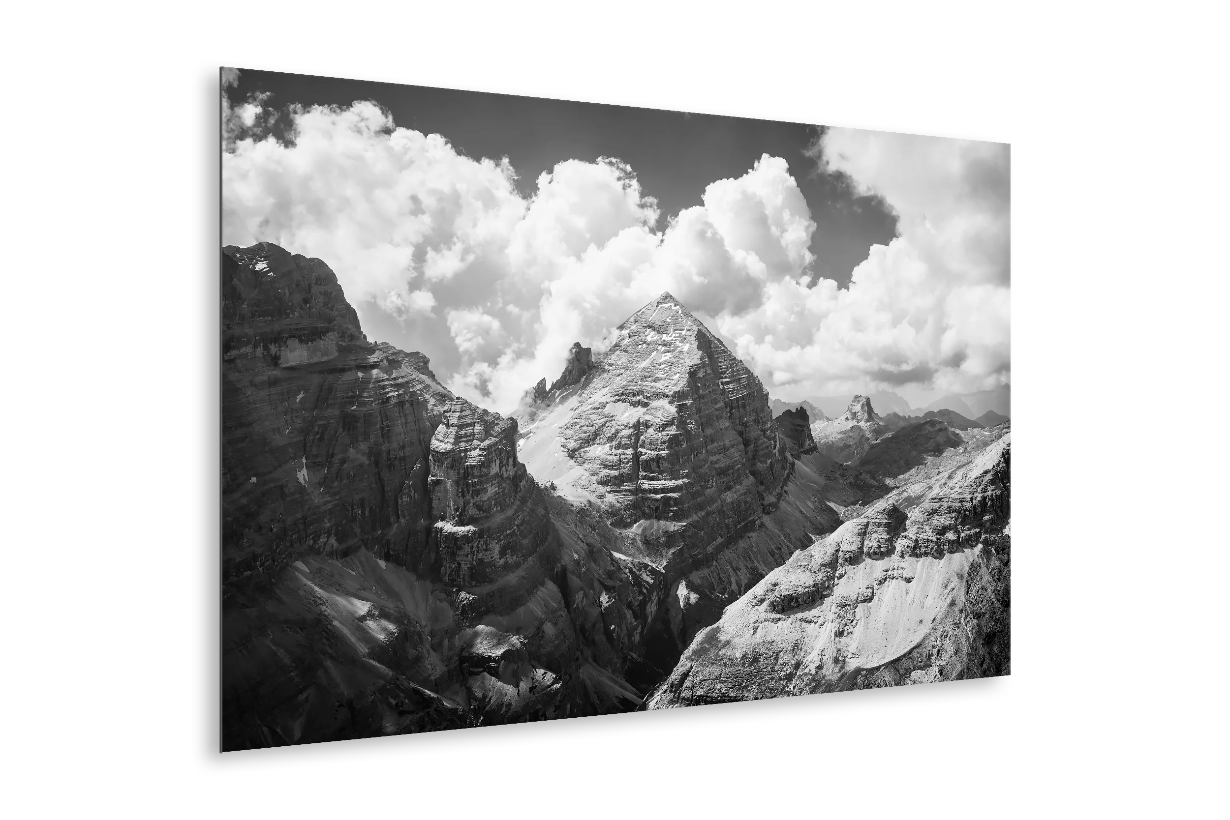 Stampa fotografica in bianco e nero della Tofana di Rozes circondata da grandi nuvole in movimento, con Tofana di Mezzo e Nemesis a sinistra, Averau e Val Travenanzes a destra.