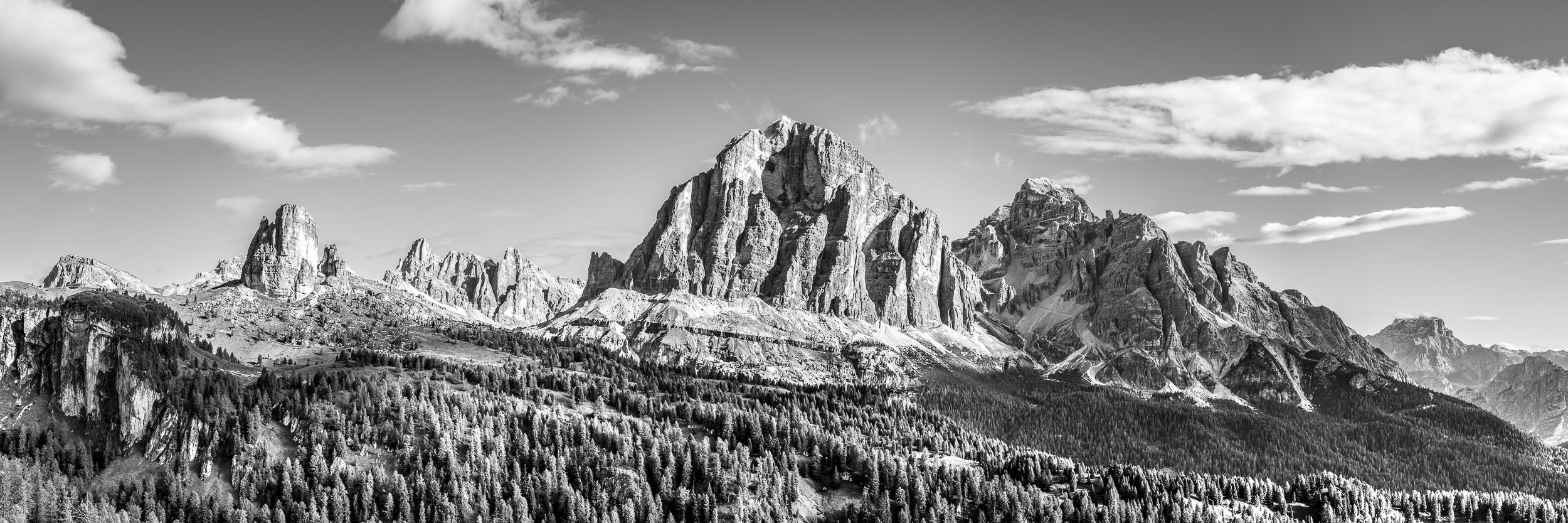 Fotografia panoramica in bianco e nero con vista su Cinque Torri e Gruppo delle Tofane