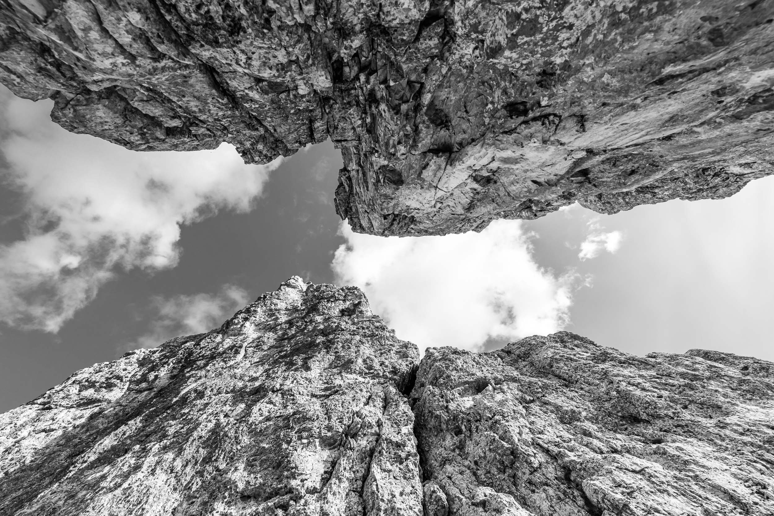 Stampa fotografia fine art in bianco e nero con dettaglio di rocce dolomitiche, passeggiando tra le Cinque Torri in Dolomiti.