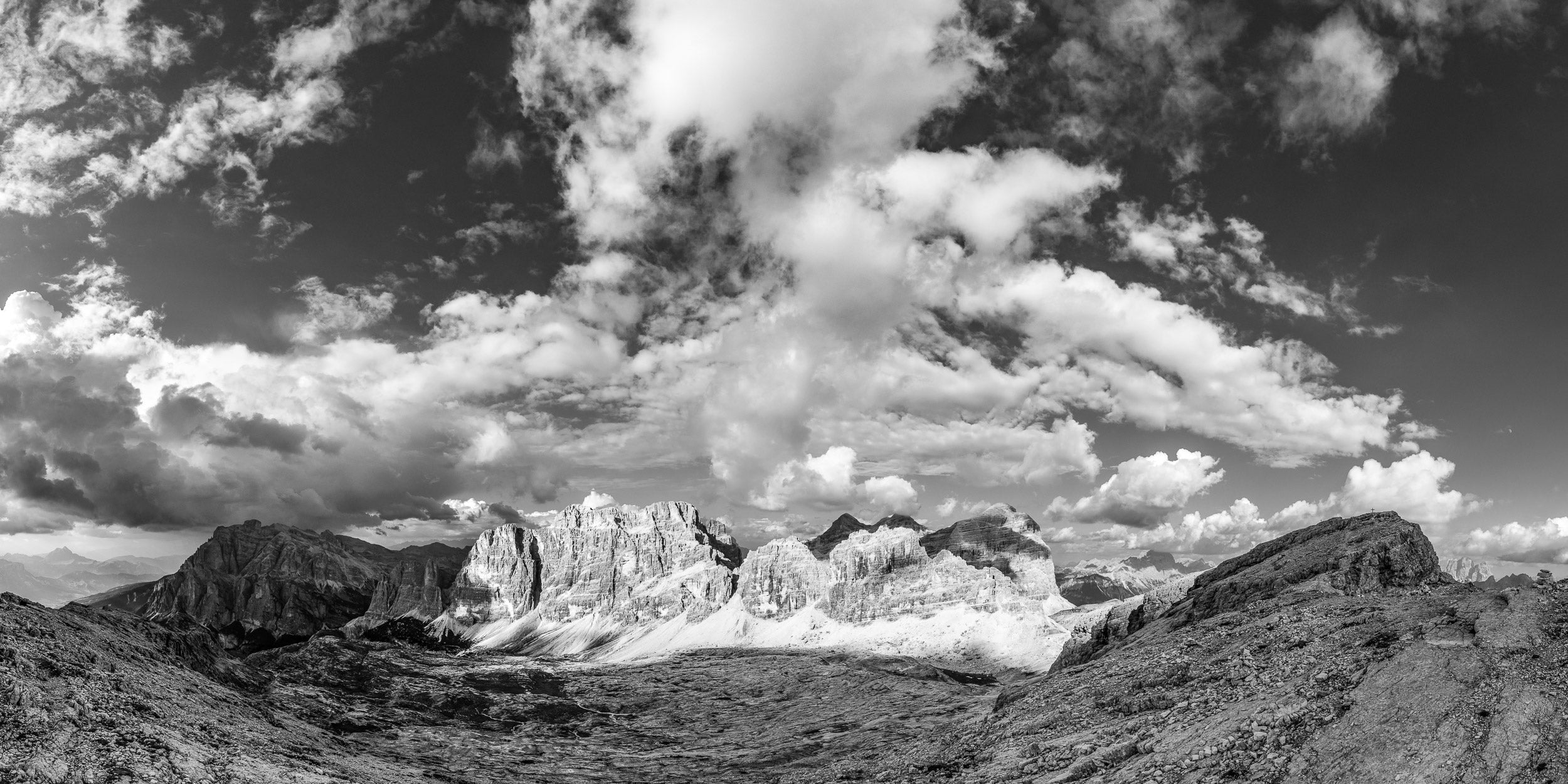 Fotografia panoramica n bianco  e nero con vista dal Piccolo Lagazuoi 