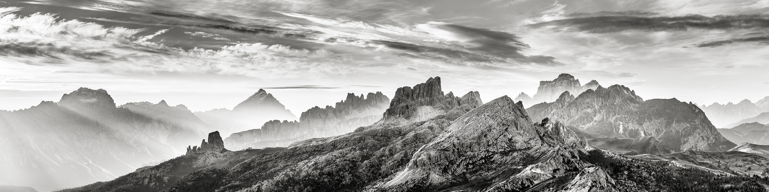 Fotografia panoramica in bianco e nero con molte tra le più famose cime delle Dolomiti