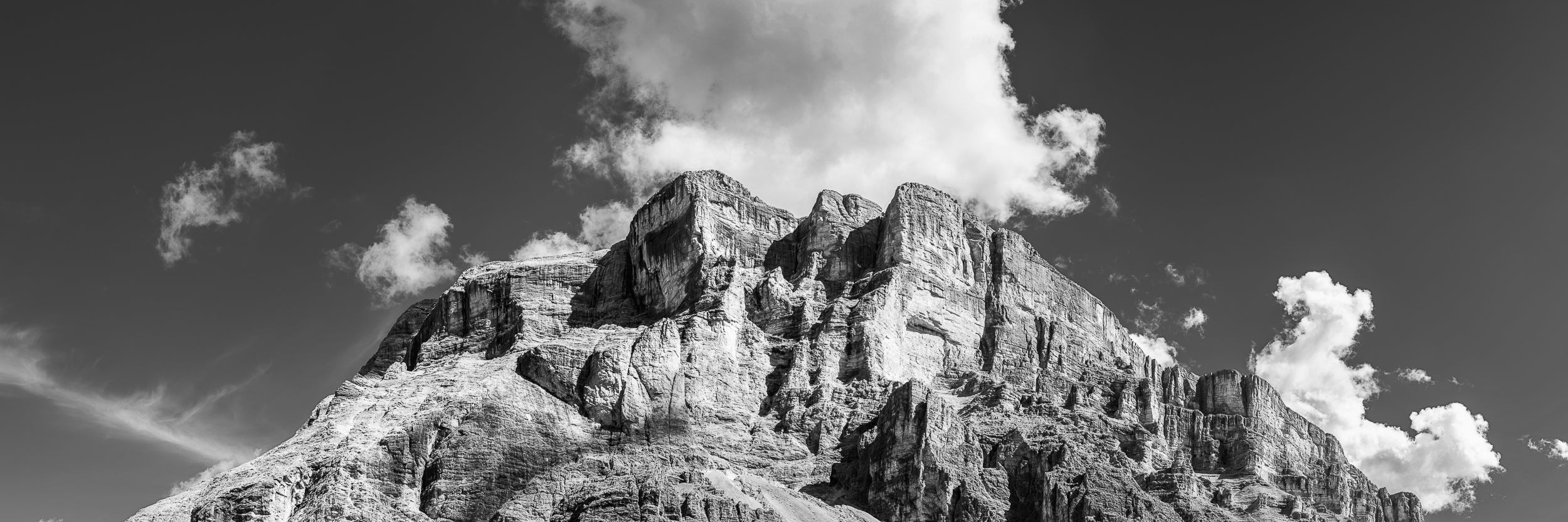 Fotografia panoramica estiva   in bianco e nero del Sasso di Santa Croce in Alta Badia