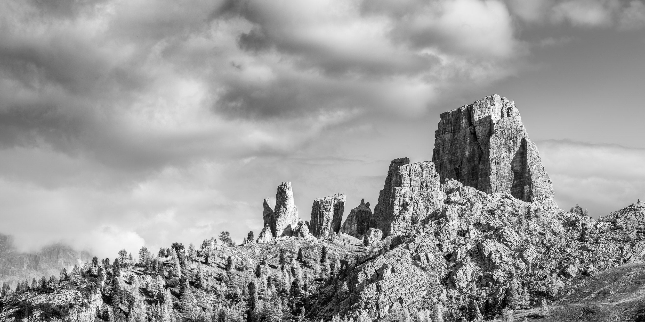 Fotografia in bianco e nero delle Cinque Torri in ambiente autunnale e  formato panoramico