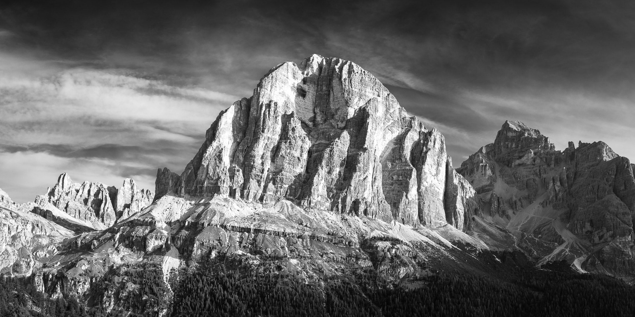 Fotografia panoramica in bianco e nero della parete sud della Tofana di Rozes
