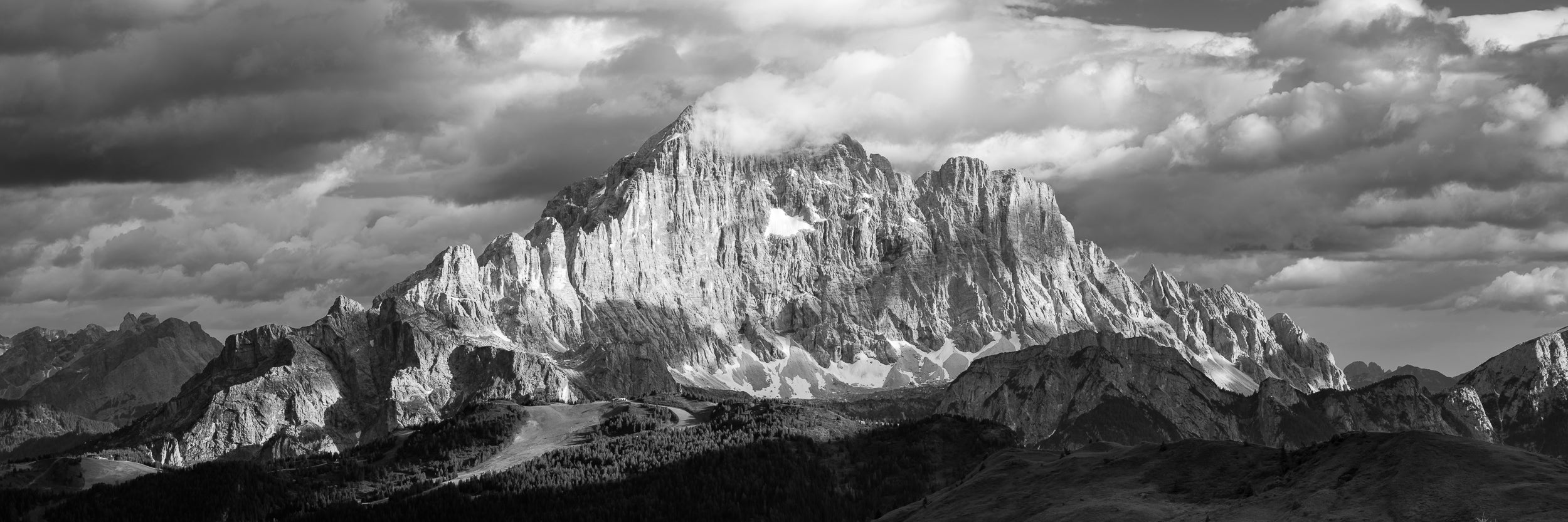 Fotografia in bianco e nero in formato panoramico del Monte Civetta (Dolomiti) al tramonto