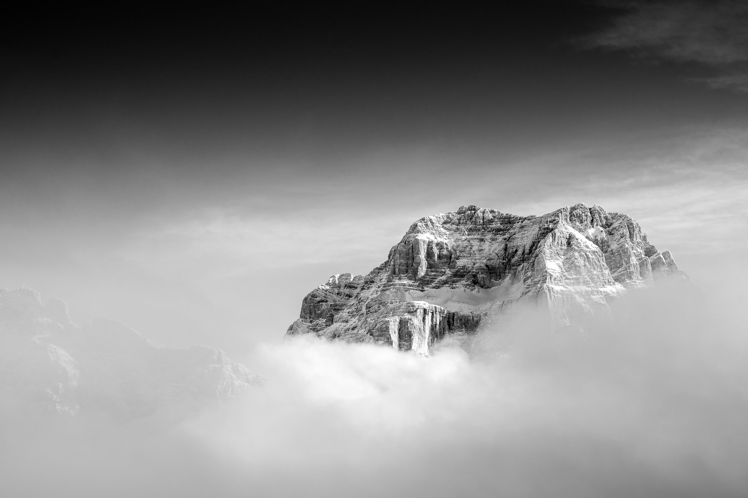 Stampa fotografica in bianco e nero, invernale, orizzontale. Monte Sorapis e Croda Marcora escono dalla nebbia dopo una nevicata.