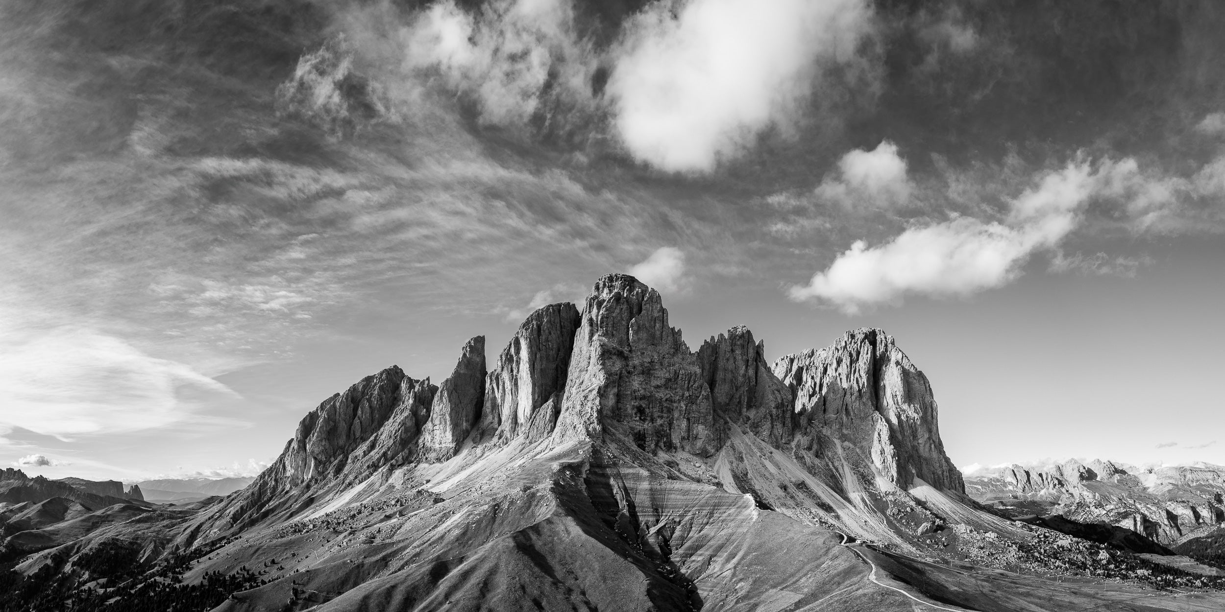 Fotografia panoramica in bianco e nero  sul Gruppo del Sassolungo visto dal Col Rodela 