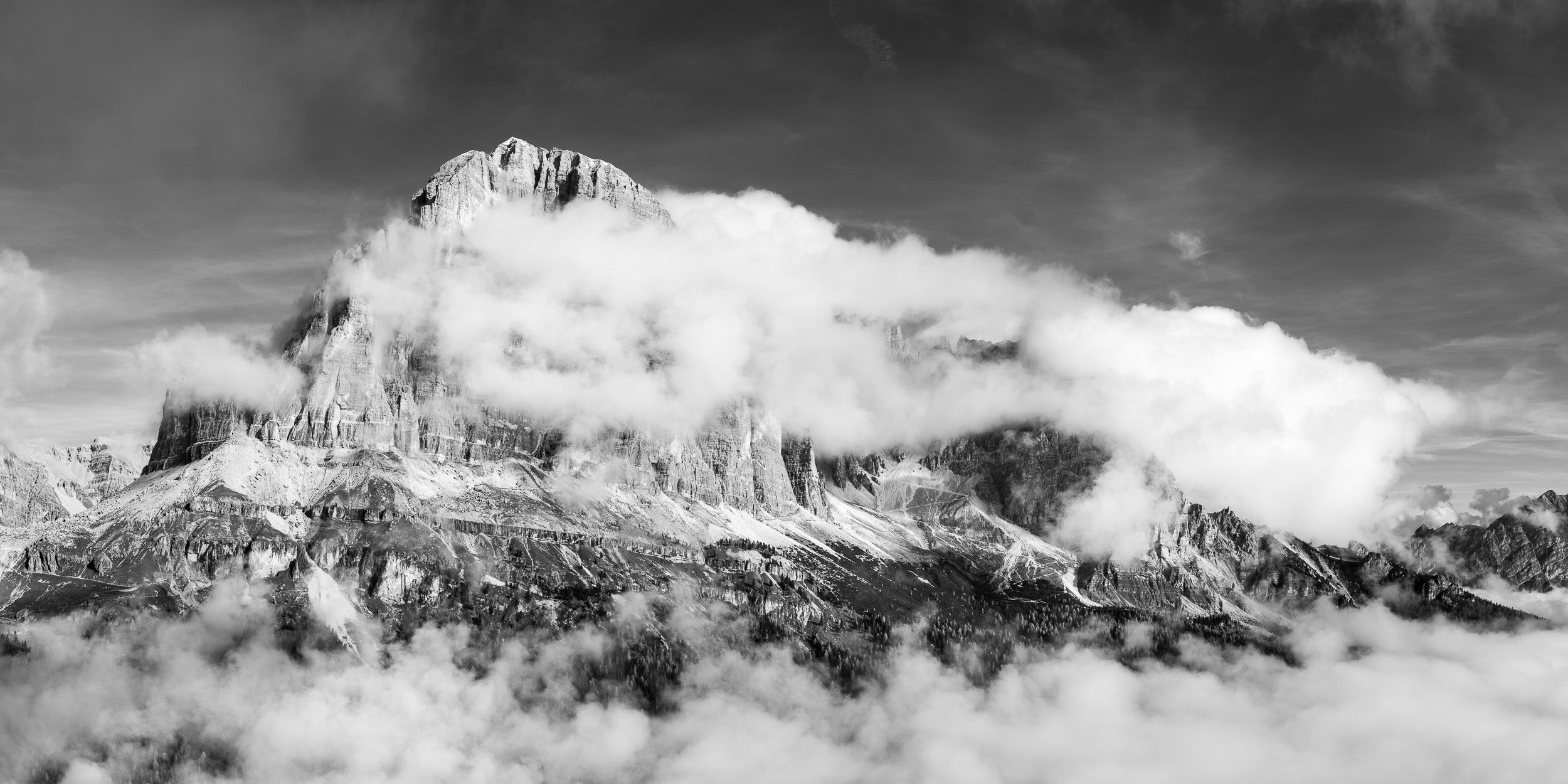 Stampa fotografica in bianco e nero in formato panoramici, visione autunnale della Tofana di Rozes che emerge dalle nebbie, 