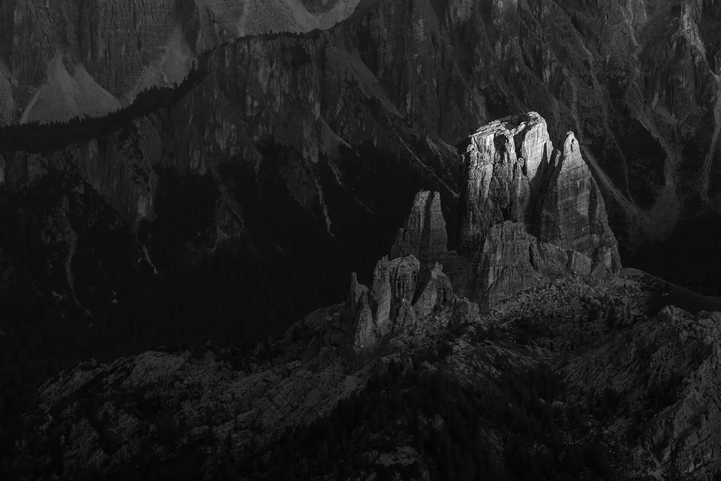 Stampa fotografica fine art in bianco e nero raffigurante le dolomiti illuminate dagli ultimi raggi di sole al tramonto