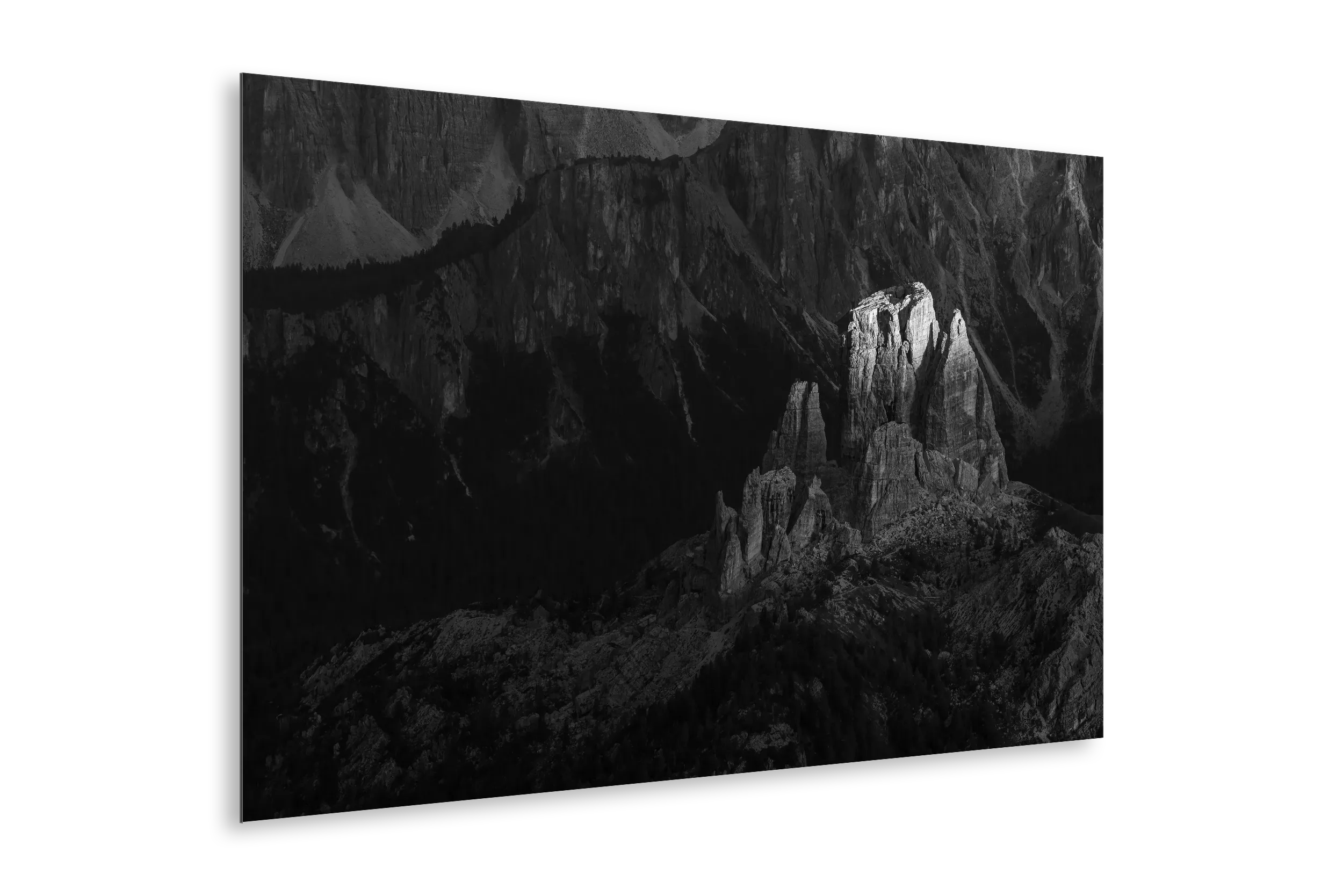 Stampa fotografica fine art in bianco e nero raffigurante le dolomiti illuminate dagli ultimi raggi di sole al tramonto