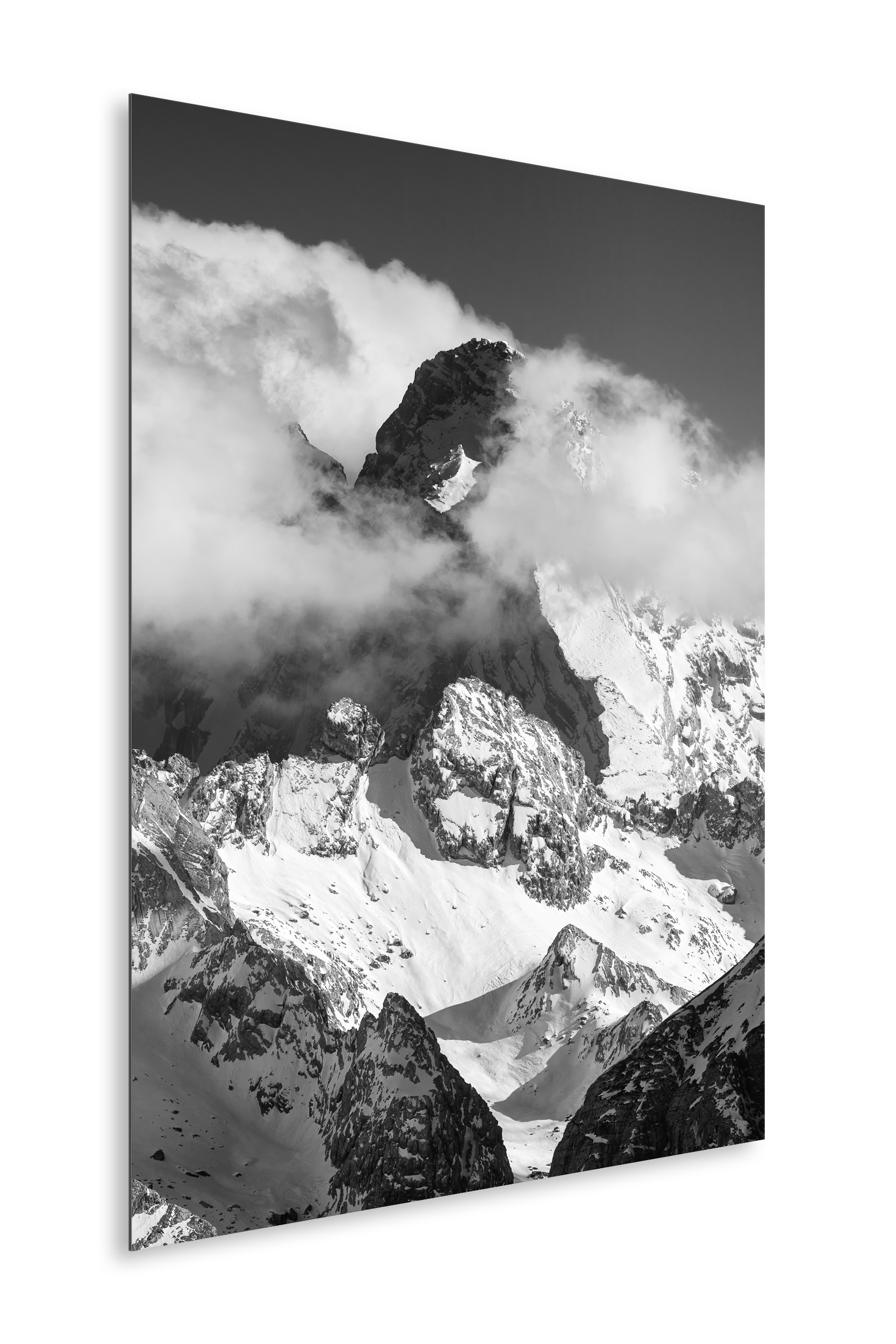Stampa fotografica in bianco e nero del Monte Antelao visto da un punto di ripresa insolito, con la vetta rocciosa che emerge tra le nuvole circondata da ampi nevai.